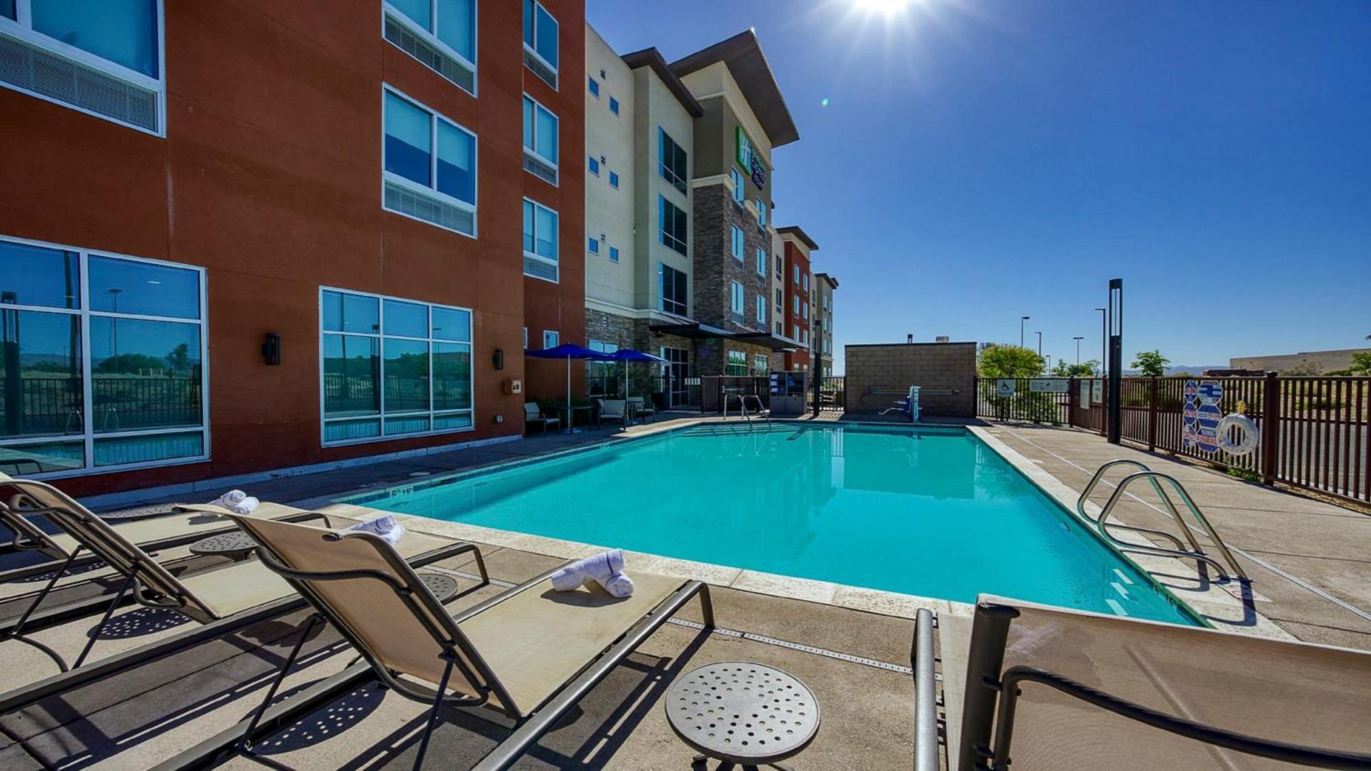 Holiday Inn Express & Suites Ridgecrest - China Lake By Ihg Eksteriør billede